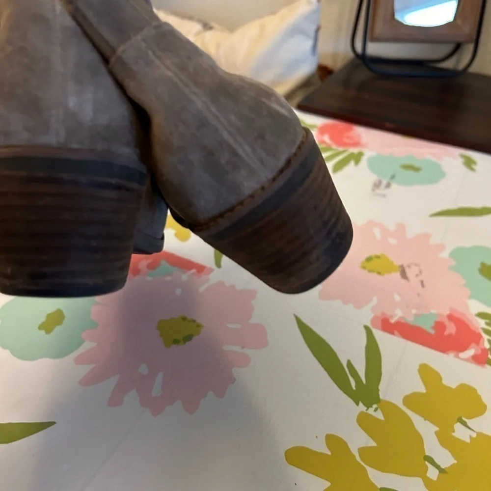 Me Too woman's Taupe SuedeZarits size 8.5 leather upper ankle heeled boots